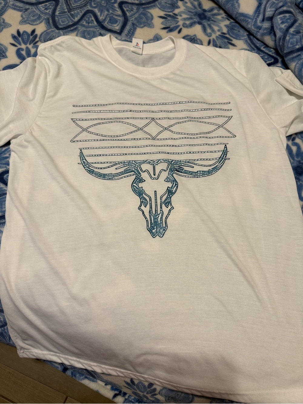 Men's White Graphic Tee with Teal Bull Skull Design size XL NWOT